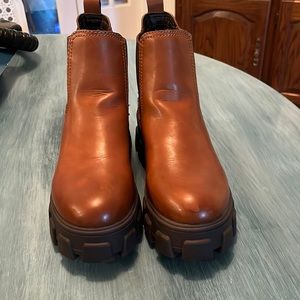 CIRUS boots , Like new!